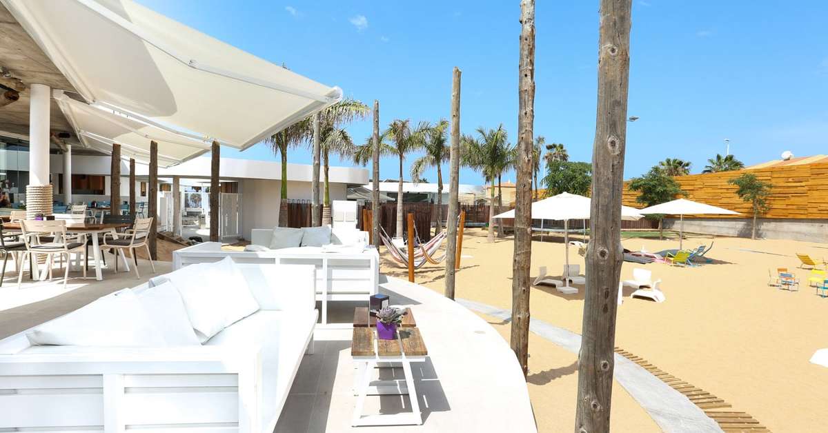 Een foto van het terras bij Baobab Suites