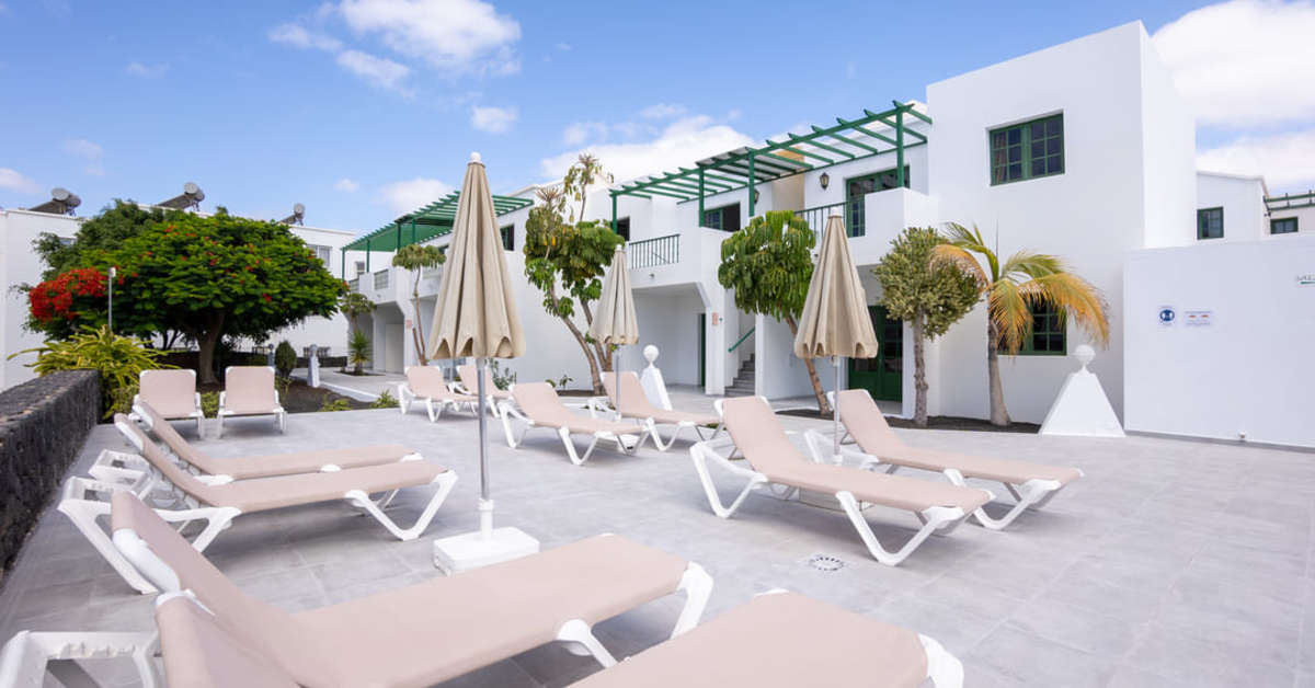 Een foto van het terras bij Aloe Appartementen