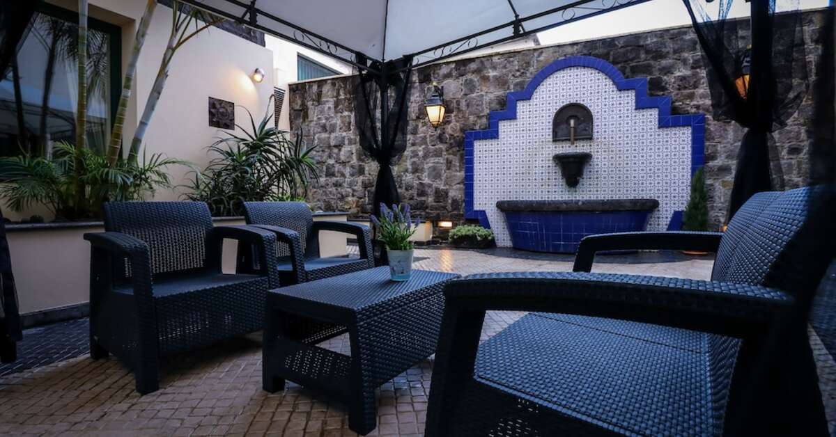 Een foto van het terras bij Camoes Hotel