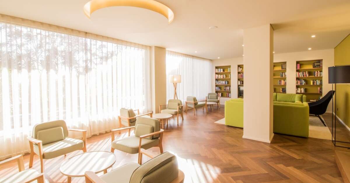 Een foto van het interieur van Girassol Hotel