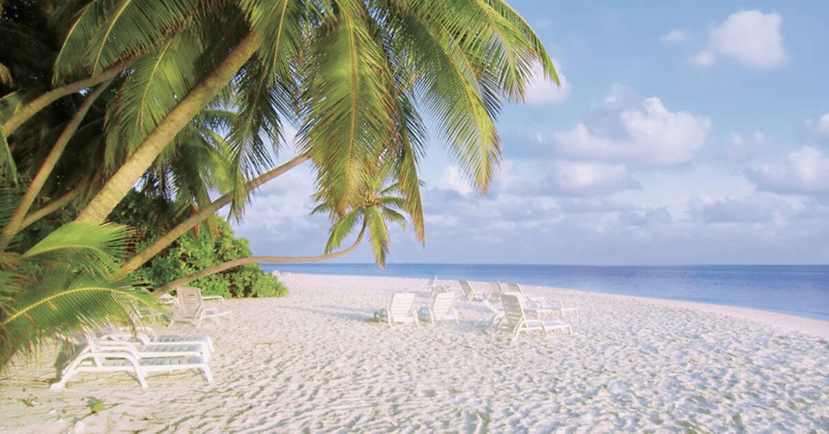 Een foto van het strand bij Fihalhohi Maldives