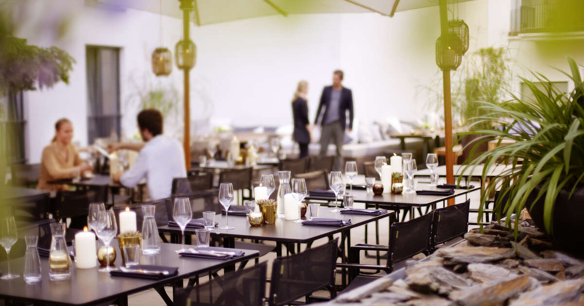 Een foto van het terras bij Hotel Amano