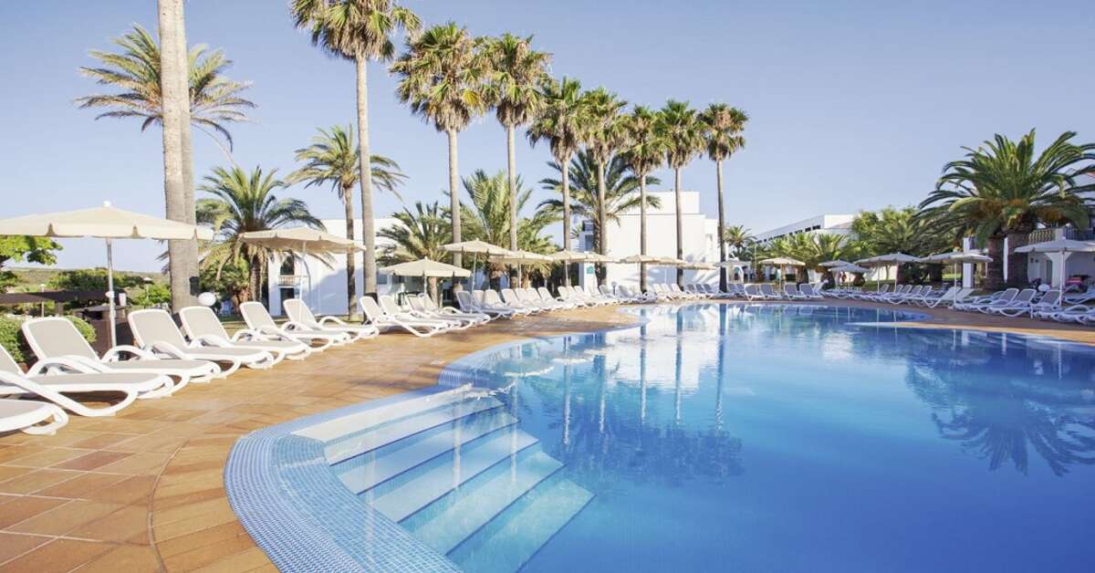 Een foto van het zwembad bij Grupotel Mar de Menorca