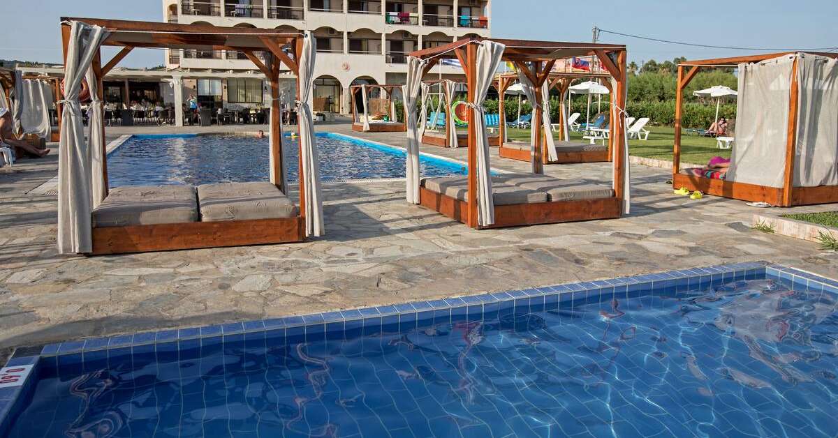 Een foto van het zwembad bij Golden Sands Hotel