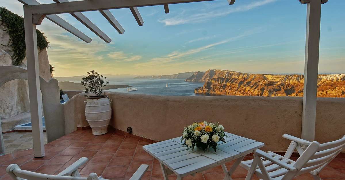 Een foto van het terras bij Suites Of The Gods Hotel