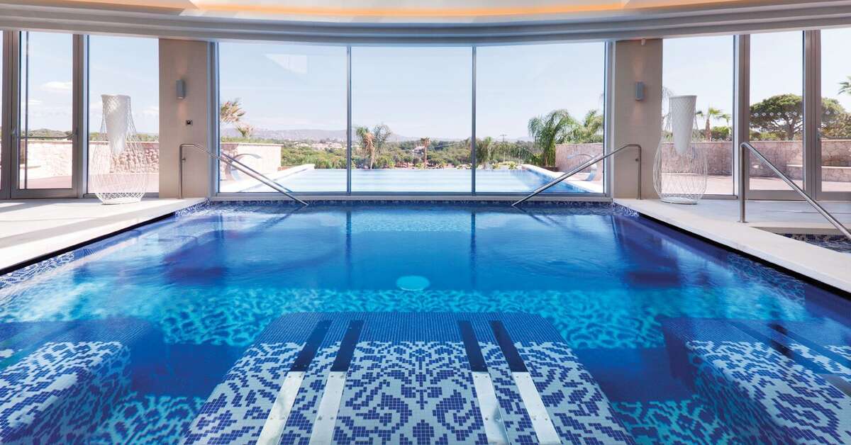 Een foto van het zwembad bij Conrad Algarve