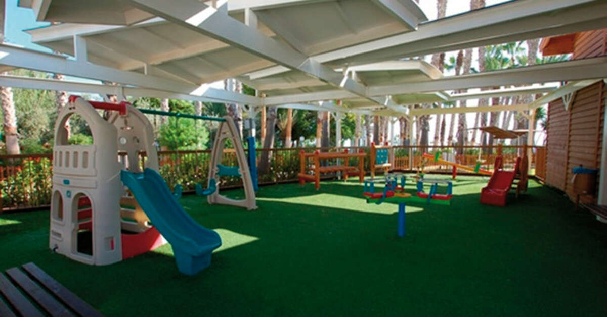 Een foto van de faciliteiten bij Cavo Maris Beach Hotel