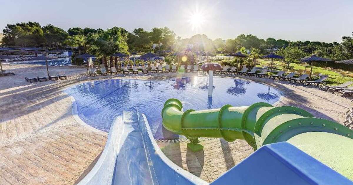Een foto van het zwembad bij Magic Life Cala Pada
