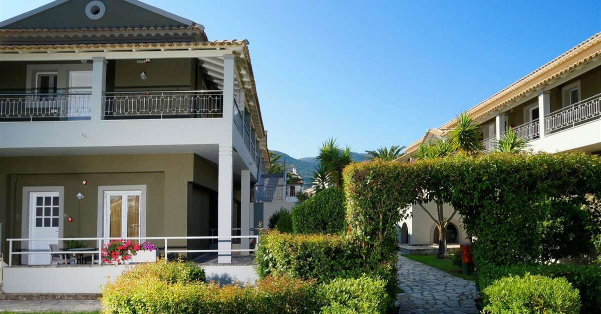 Ein Foto von der Außenansicht des Acharavi Beach Hotel
