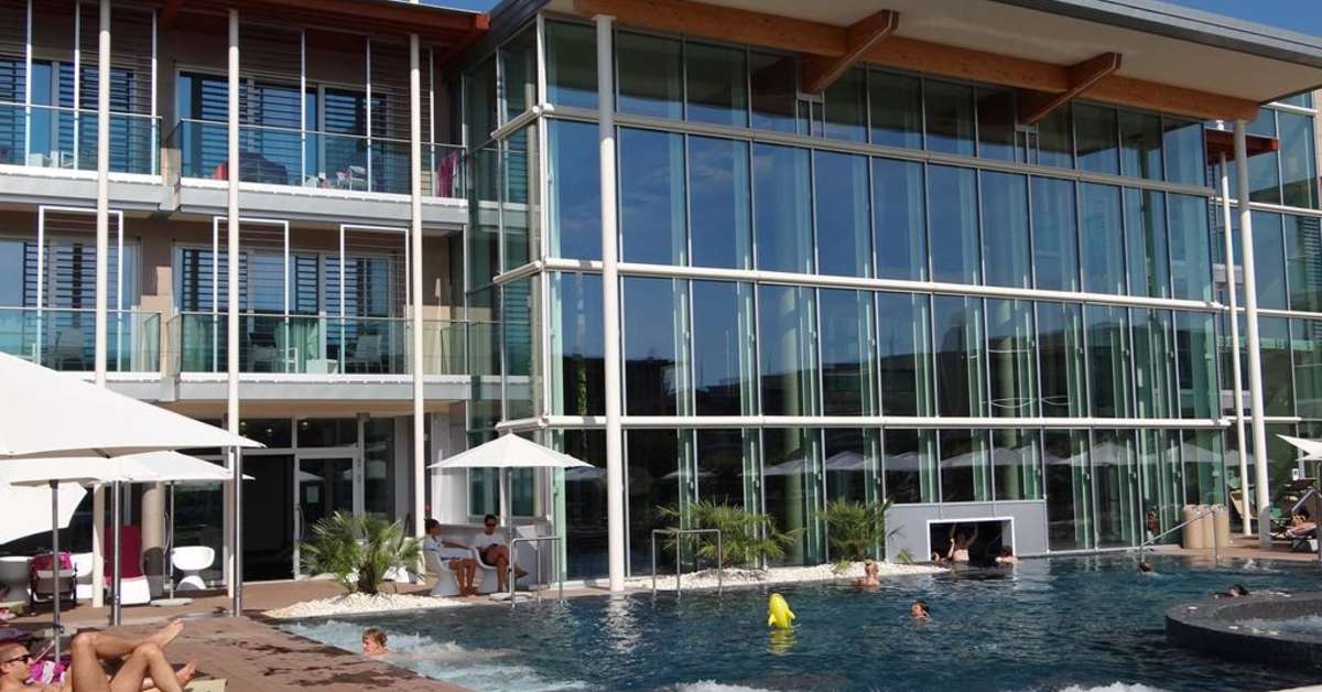 Een foto van het zwembad bij Aqualux Hotel Spa Suite & Terme