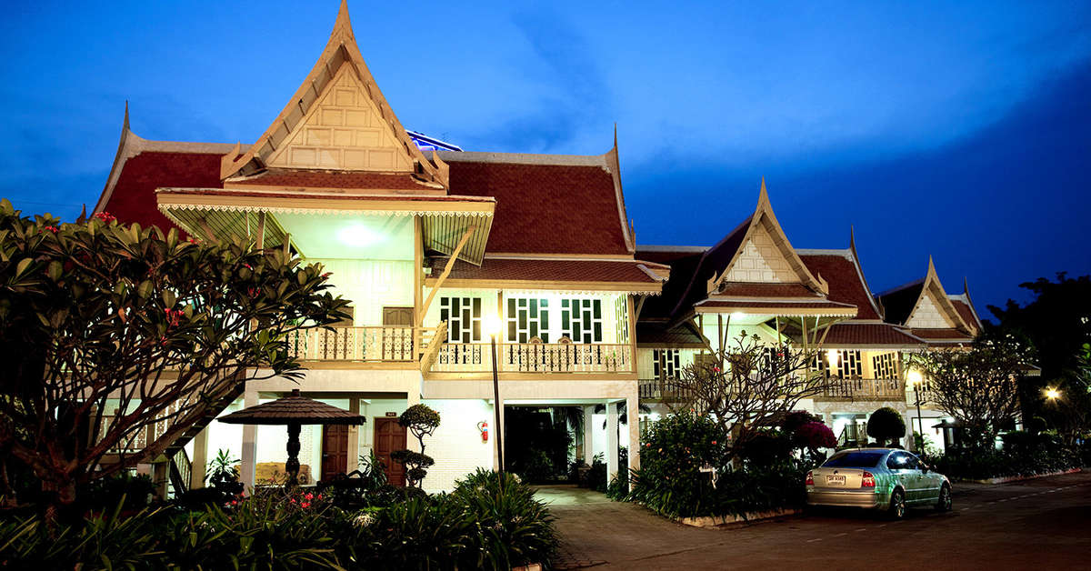 Een foto van de buitenkant van The Cha-Am Methavalai Hotel