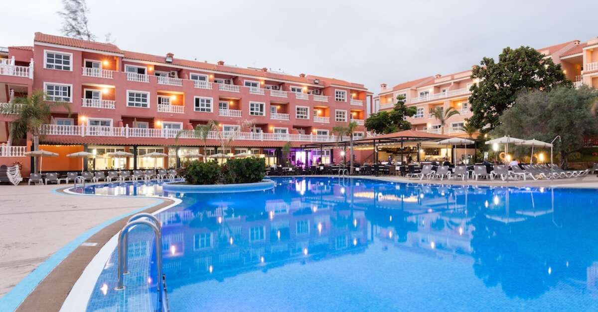 Een foto van het zwembad bij Aparthotel El Duque