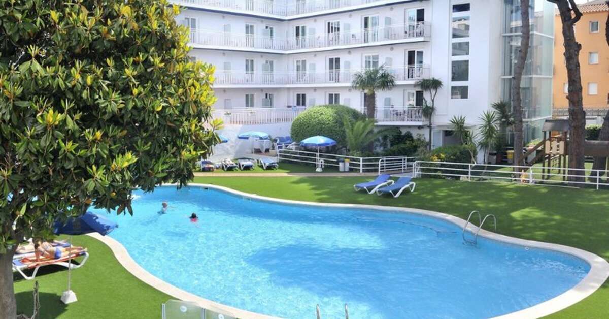 Een foto van het zwembad bij GHT Balmes Hotel Aparthotel & Splash