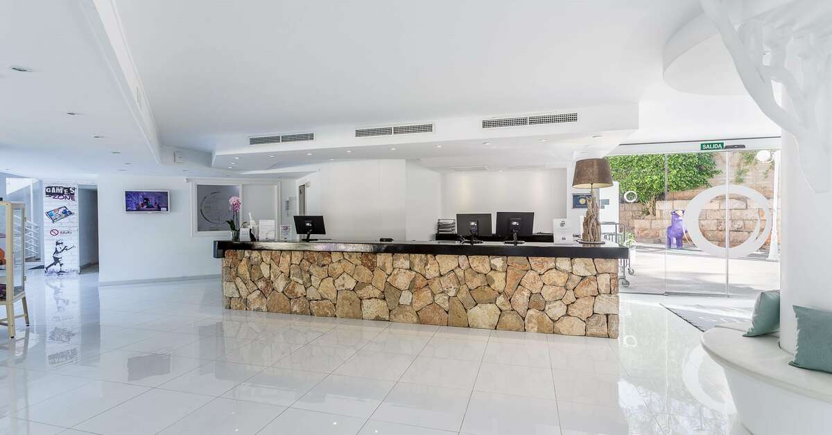 Ein Foto Fergus Style Cala Blanca Suites