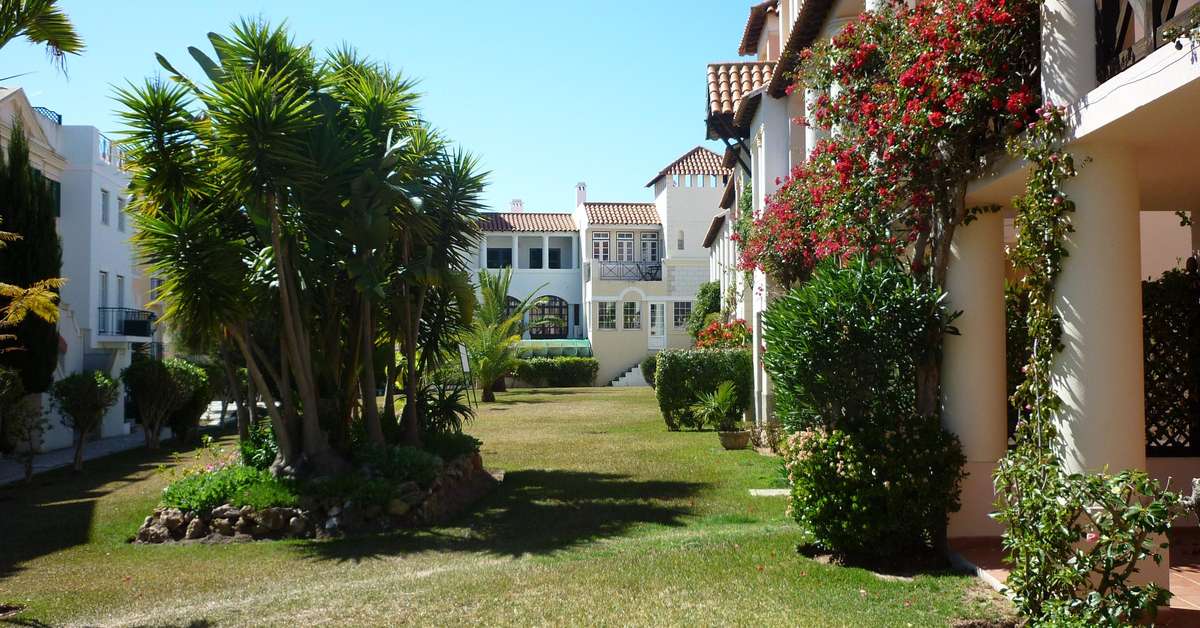 Ein Foto von der Außenansicht des Old Village Apartments