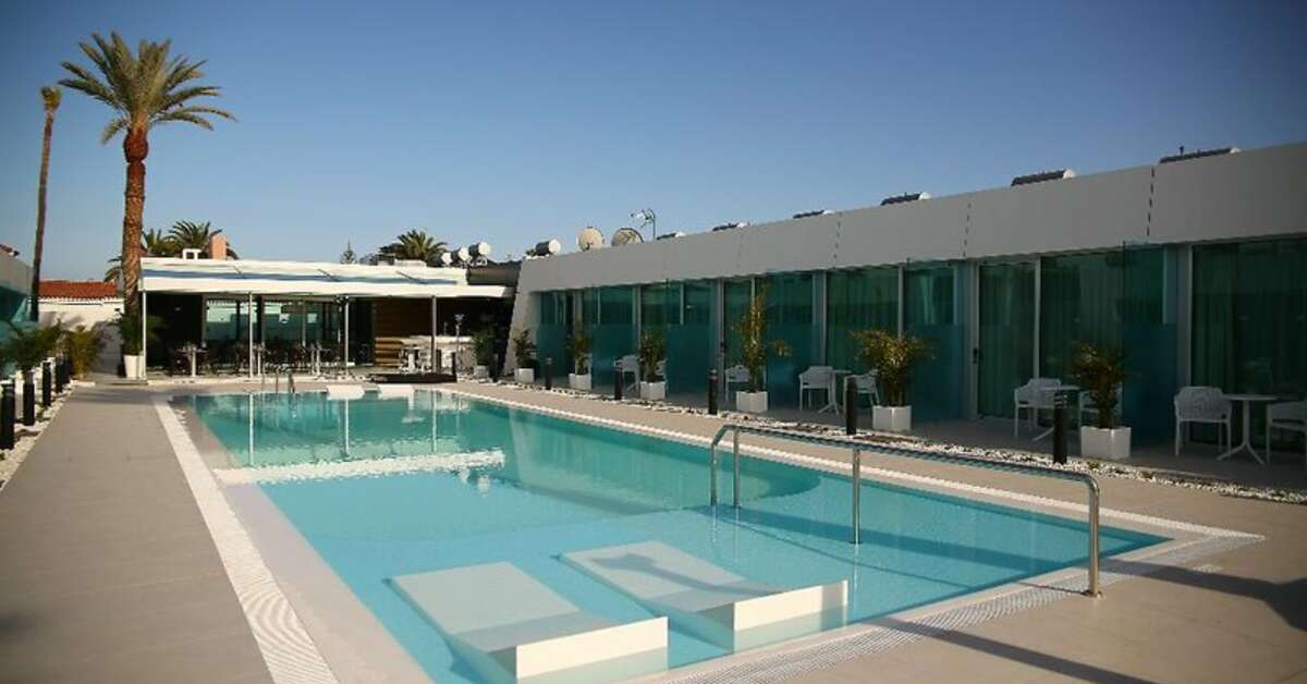 Ein Foto vom Pool im Hotel Nayra