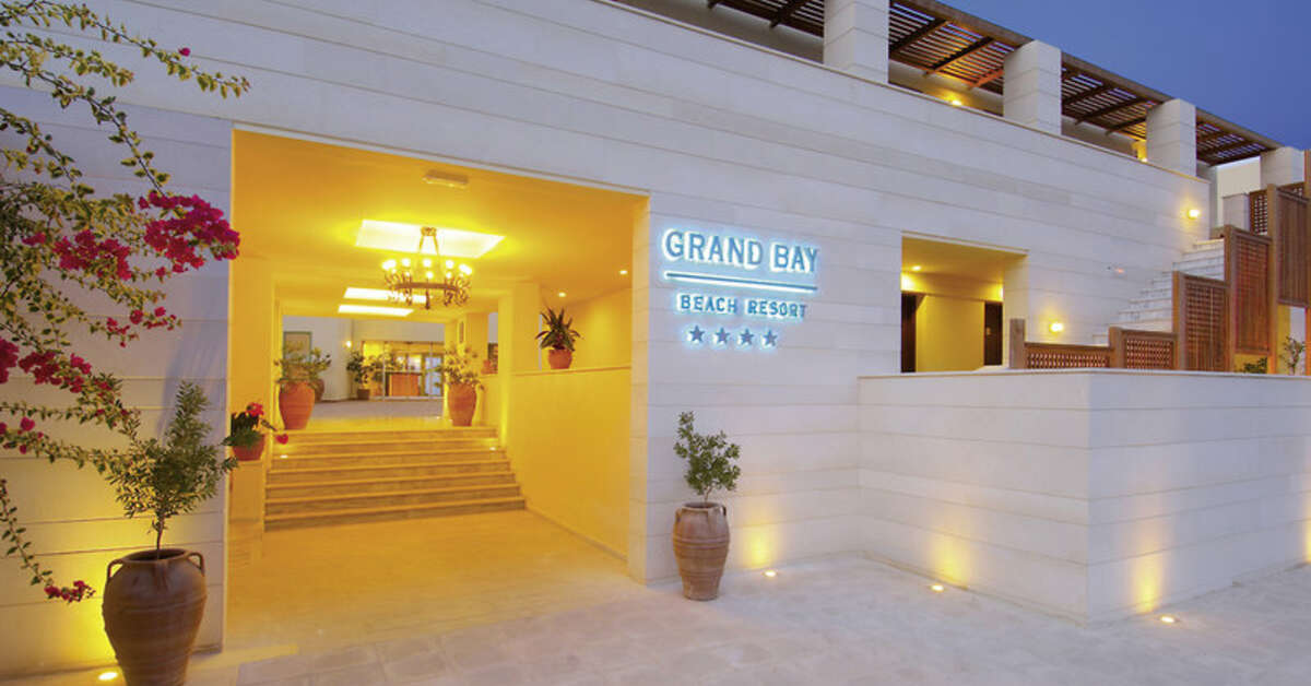 Een foto van de buitenkant van Giannoulis Grand Bay Beach Resort