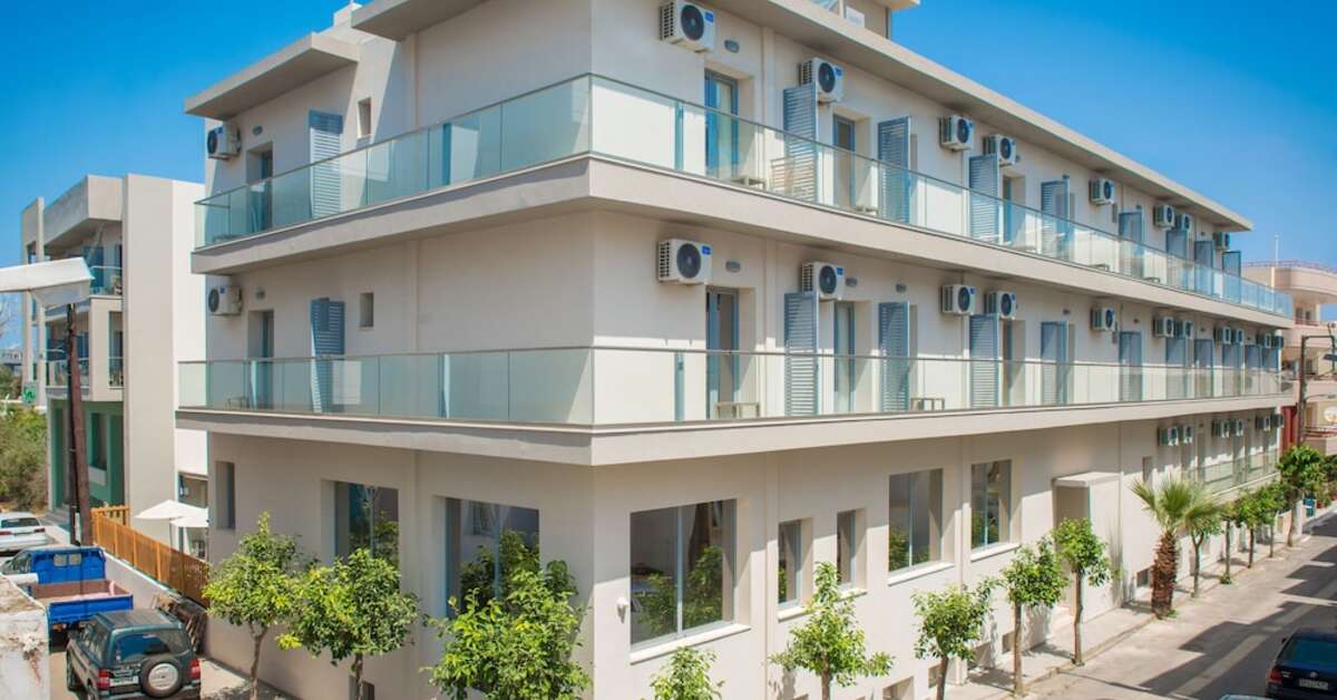 Een foto van de buitenkant van City Green Hotel