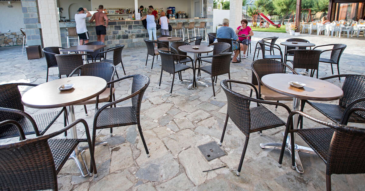 Een foto van het terras bij Golden Sands Hotel