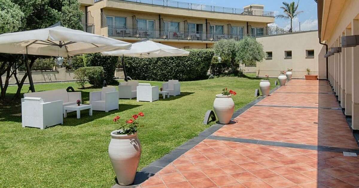 Een foto van het terras bij NH Catania Parco degli Aragonesi