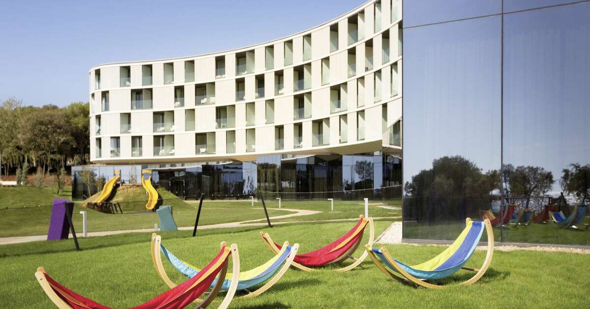 Een foto van het terras bij Family Hotel Amarin