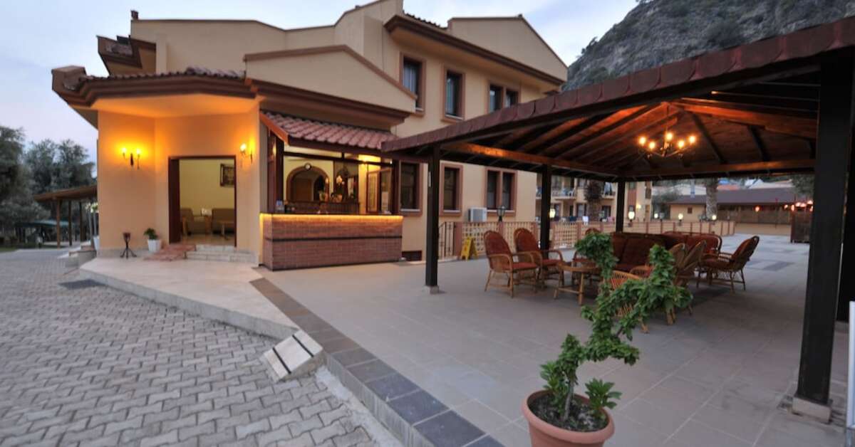 Een foto van het terras bij Belcehan Beach Hotel