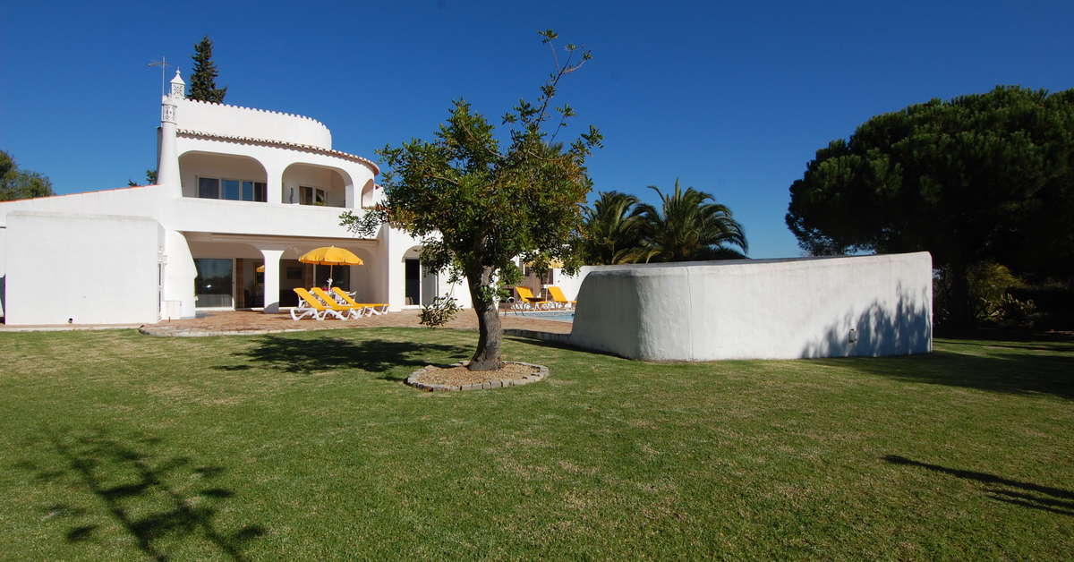 Een foto van het terras bij Villas Carvoeiro Club