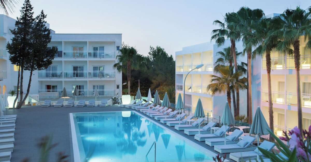 Een foto van het zwembad bij Grupotel Ibiza Beach Resort