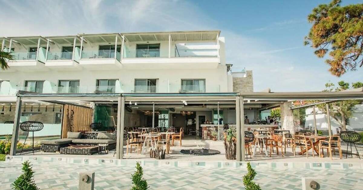 Ein Foto von der Außenansicht des Blue Carpet Luxury Suites