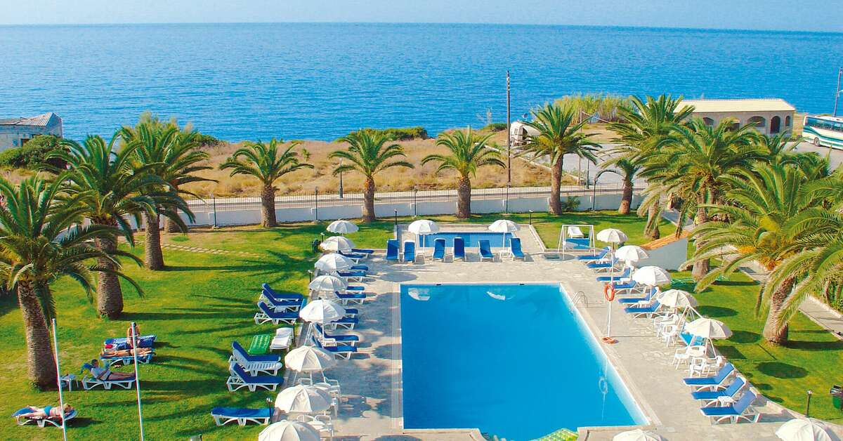 Een foto van het zwembad bij Golden Sands Hotel