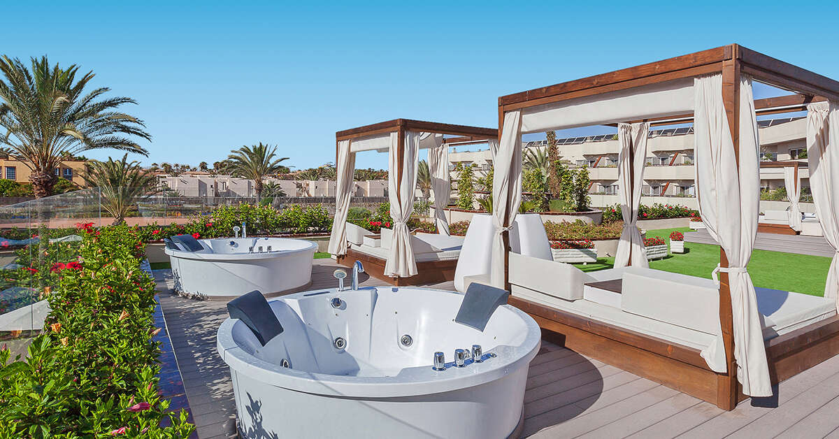 Een foto van het terras bij Barcelo Corralejo Bay
