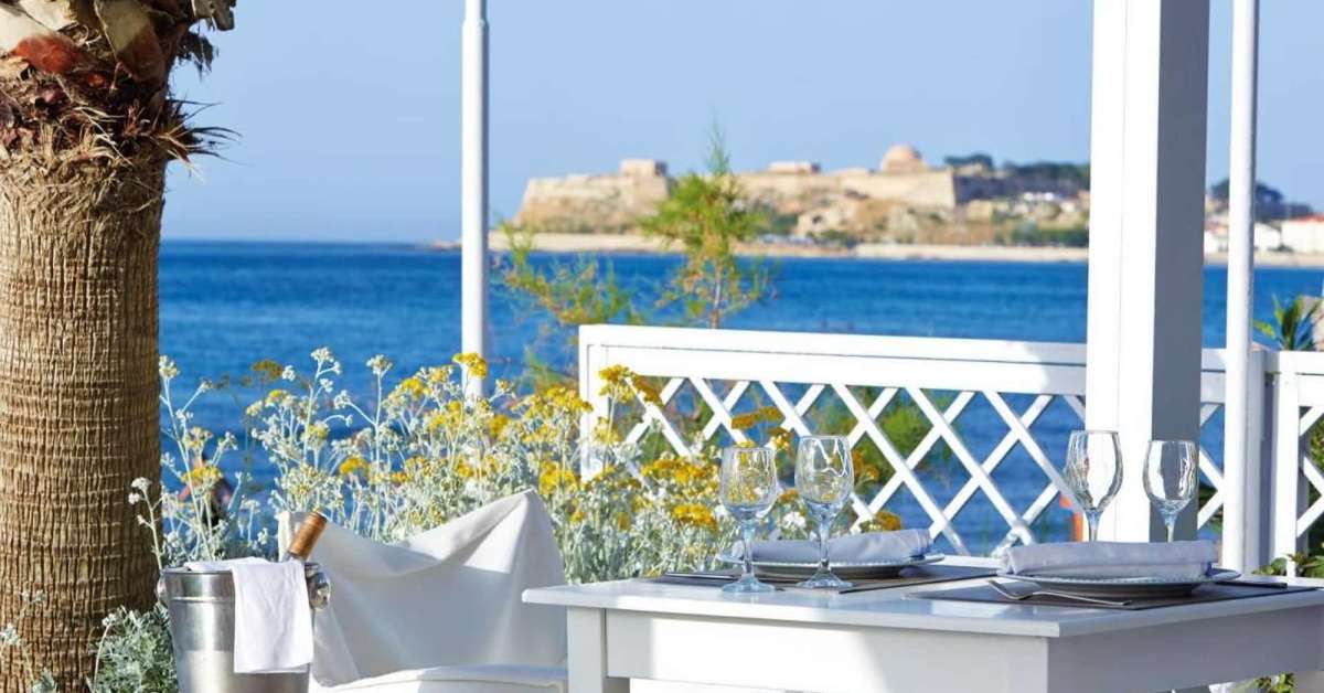 Een foto van het terras bij Petradi Beach Lounge Hotel