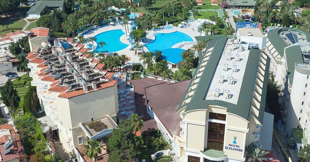 Een foto van de buitenkant van Hotel Iz Flower Side Beach