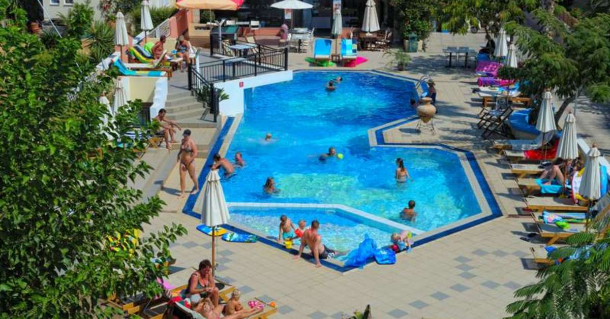 Een foto van het zwembad bij Appartementen Arlekin Tango