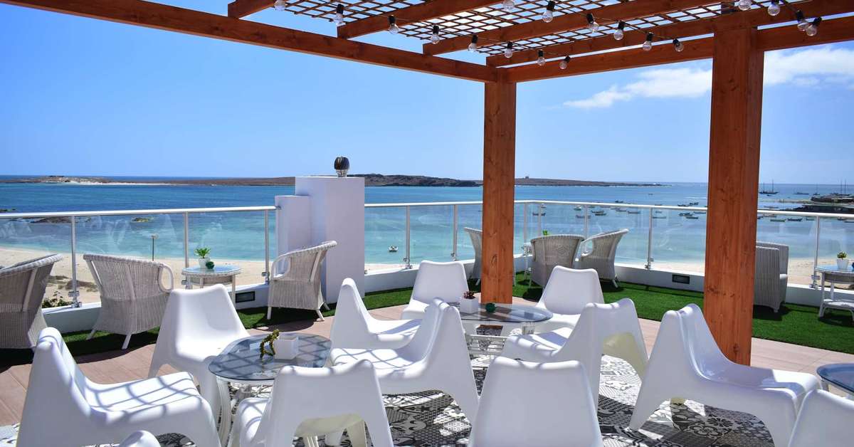 Een foto van het terras bij Ouril Hotel Agueda