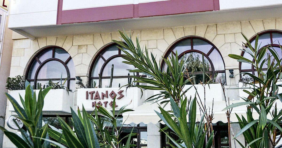 Een foto van de buitenkant van Itanos Hotel