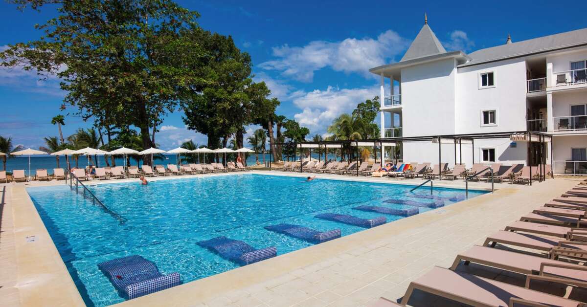 Een foto van het zwembad bij Riu Palace Tropical Bay
