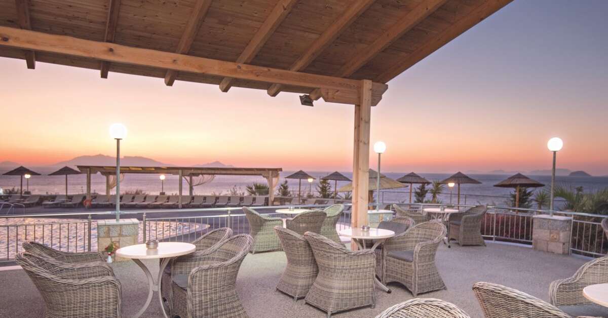 Een foto van het terras bij Grand Blue Beach Hotel