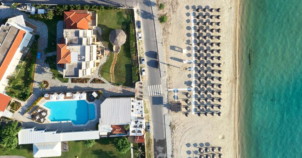Een foto van het strand bij Antigoni Beach Resort