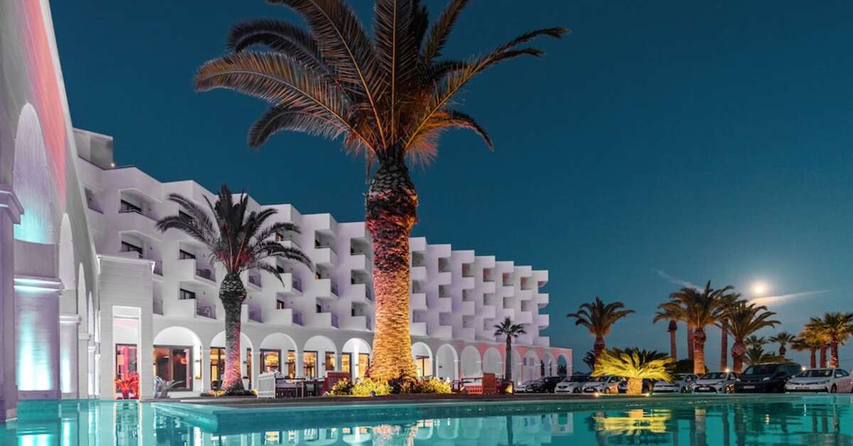 Een foto van het zwembad bij Mitsis Faliraki Beach Hotel & Spa