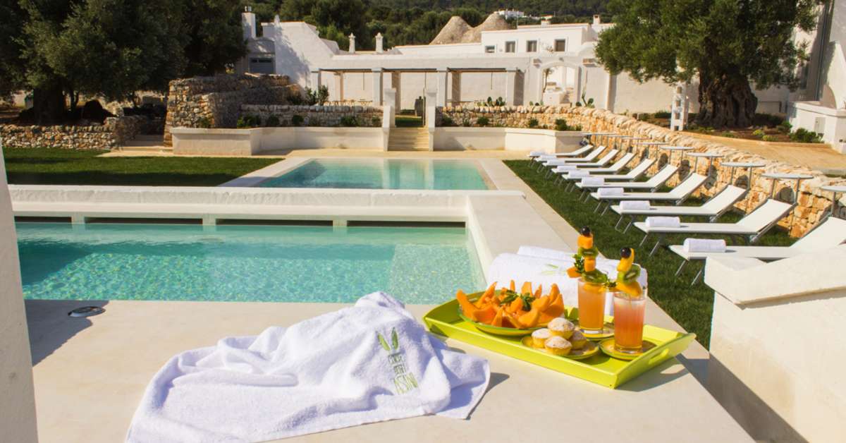 Een foto van het zwembad bij Masseria Corte degli Asini