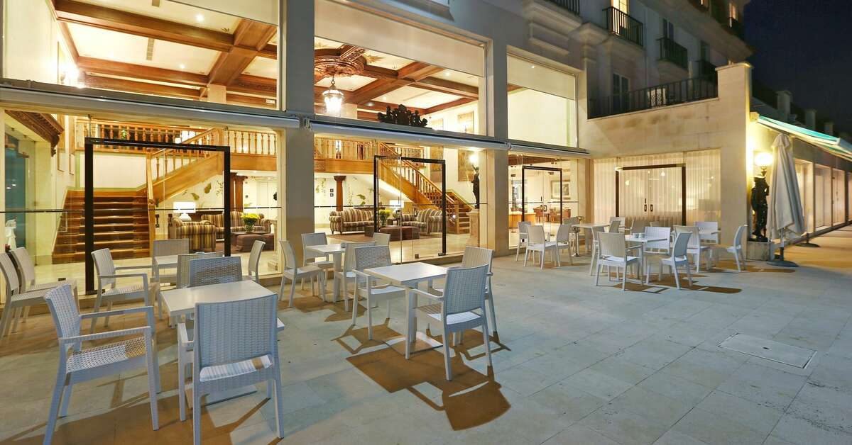 Een foto van het terras bij Conimbriga Hotel do Paco