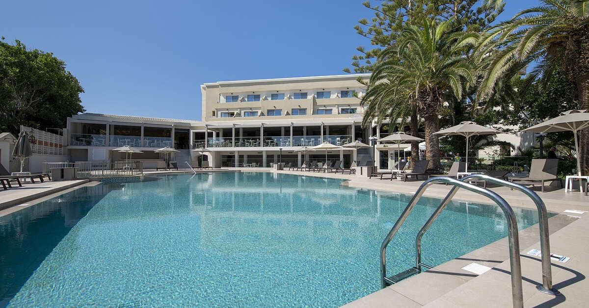 Een foto van het zwembad bij Vantaris Luxury Beach Resort