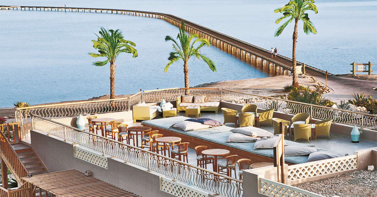 Een foto van het terras bij The Breakers Diving & Surfing Lodge
