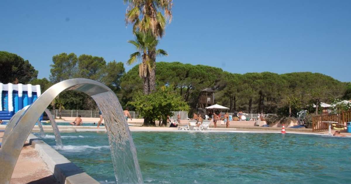 Een foto van het zwembad bij Parc Saint James Oasis Village