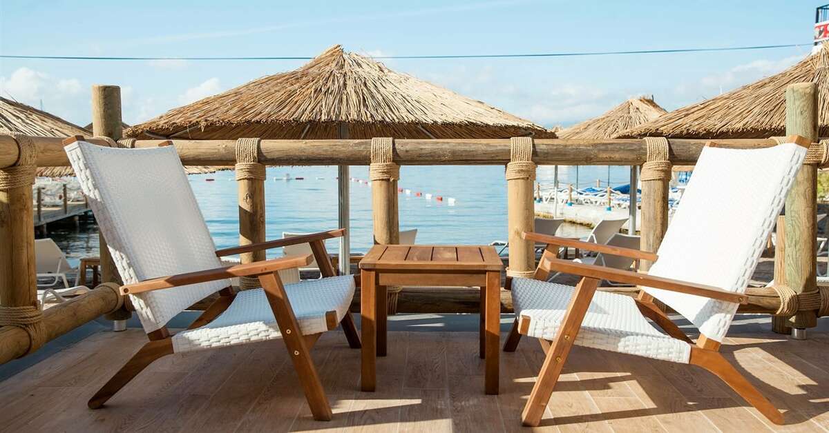 Een foto van het terras bij Bellazure Hotel