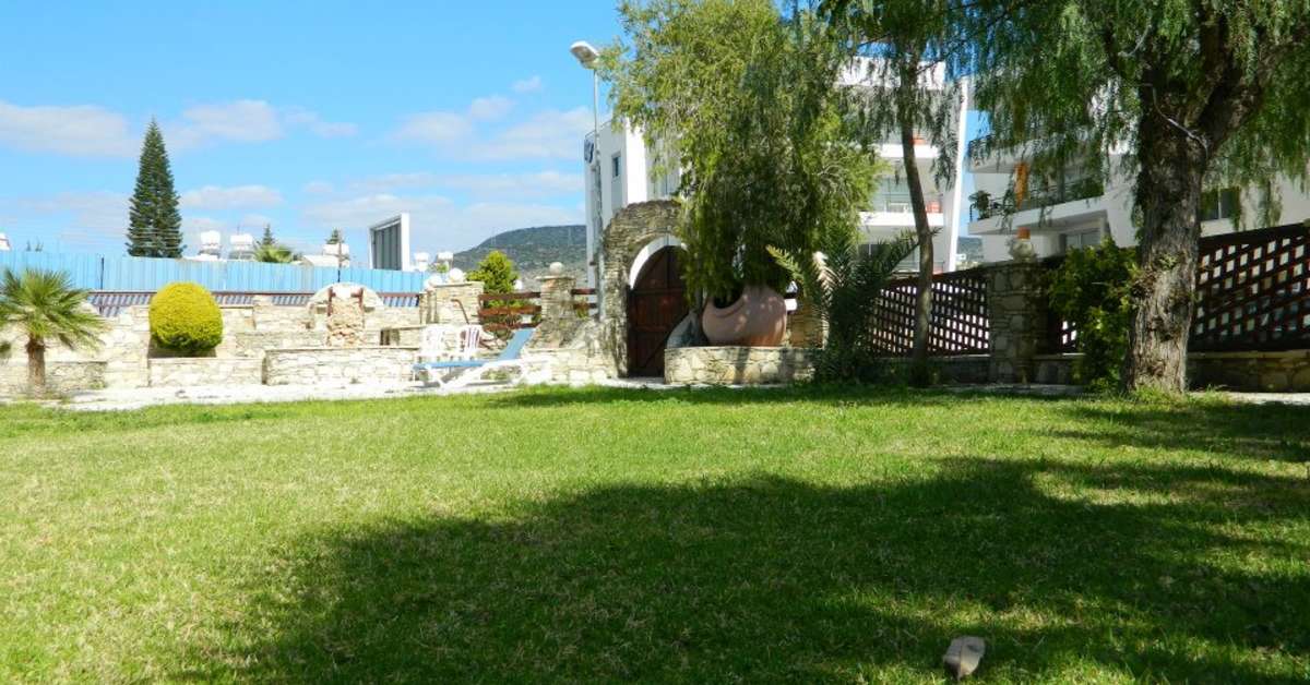Een foto van het terras bij Moniatis Hotel