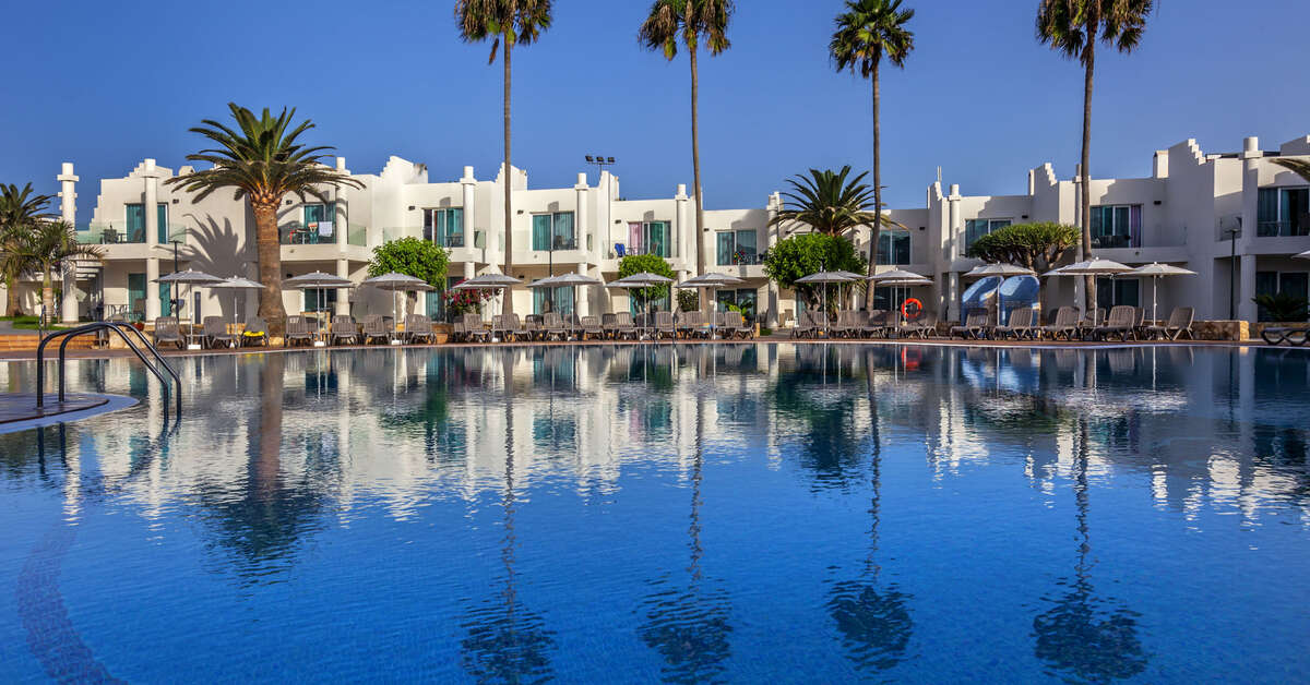 Een foto van het zwembad bij Barcelo Corralejo Sands