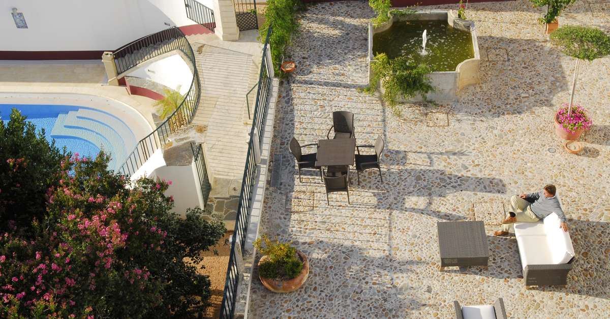 Een foto van het terras bij Palacio da Lousa Boutique Hotel