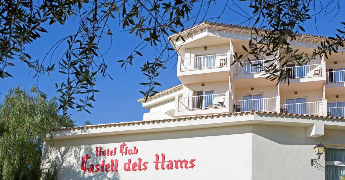 Een foto van de buitenkant van Hotel Castell dels Hams